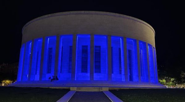 Meštrovićev paviljon u Zagrebu osvijetljen plavom bojom